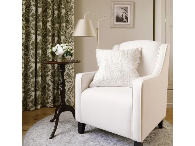 Embroidered cushion in totem linen in ivory Embroidered Cushion In Totem Linen In Ivory -Andrew Martin Store 188995 3